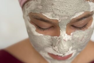Clienta Lagoon Beauty cu masca Phytopeeling cu Spongilla aplicata pe fata